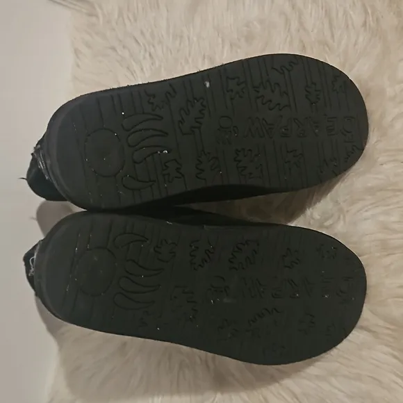 Bearpaw Emma black suede short boot size kids 4 (women's 6)
