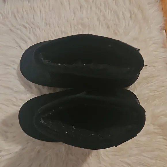 Bearpaw Emma black suede short boot size kids 4 (women's 6)