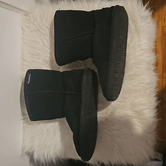 Bearpaw Emma black suede short boot size kids 4 (women's 6)
