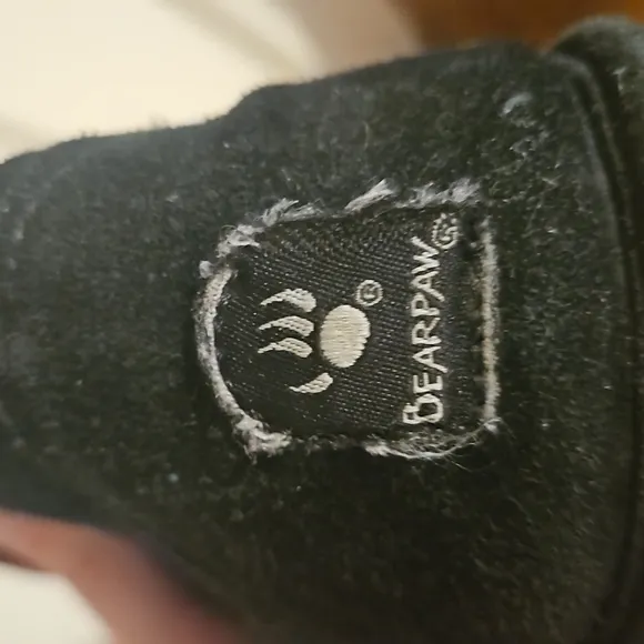 Bearpaw Emma black suede short boot size kids 4 (women's 6)