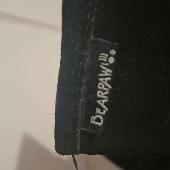 Bearpaw Emma black suede short boot size kids 4 (women's 6)