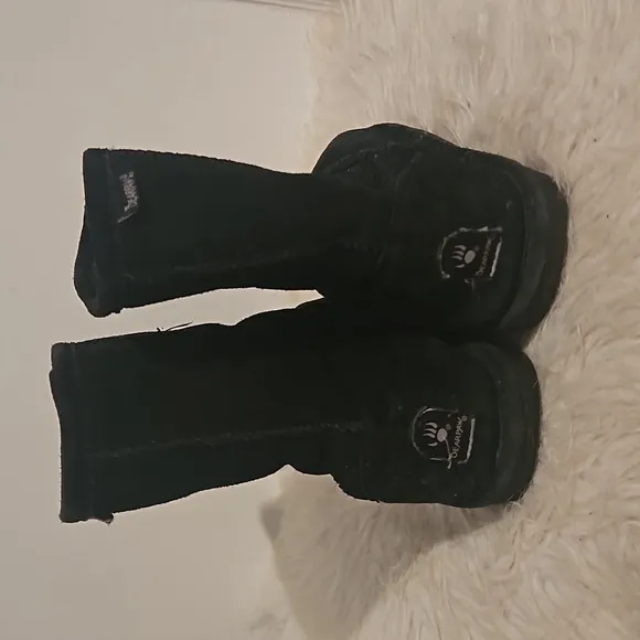 Bearpaw Emma black suede short boot size kids 4 (women's 6)