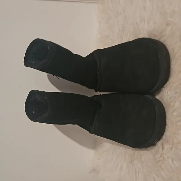 Bearpaw Emma black suede short boot size kids 4 (women's 6)