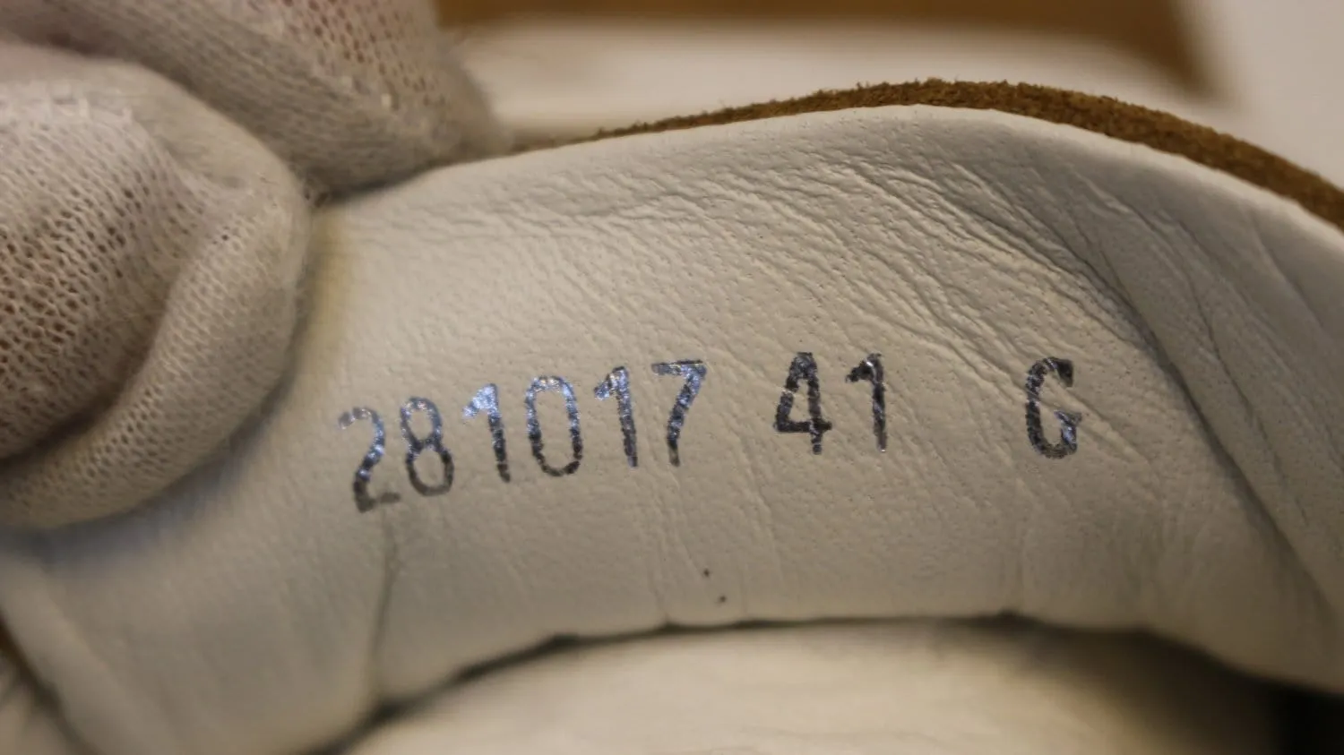 GUCCI Women's Suede Leather Sneaker Script Logo Size 41G