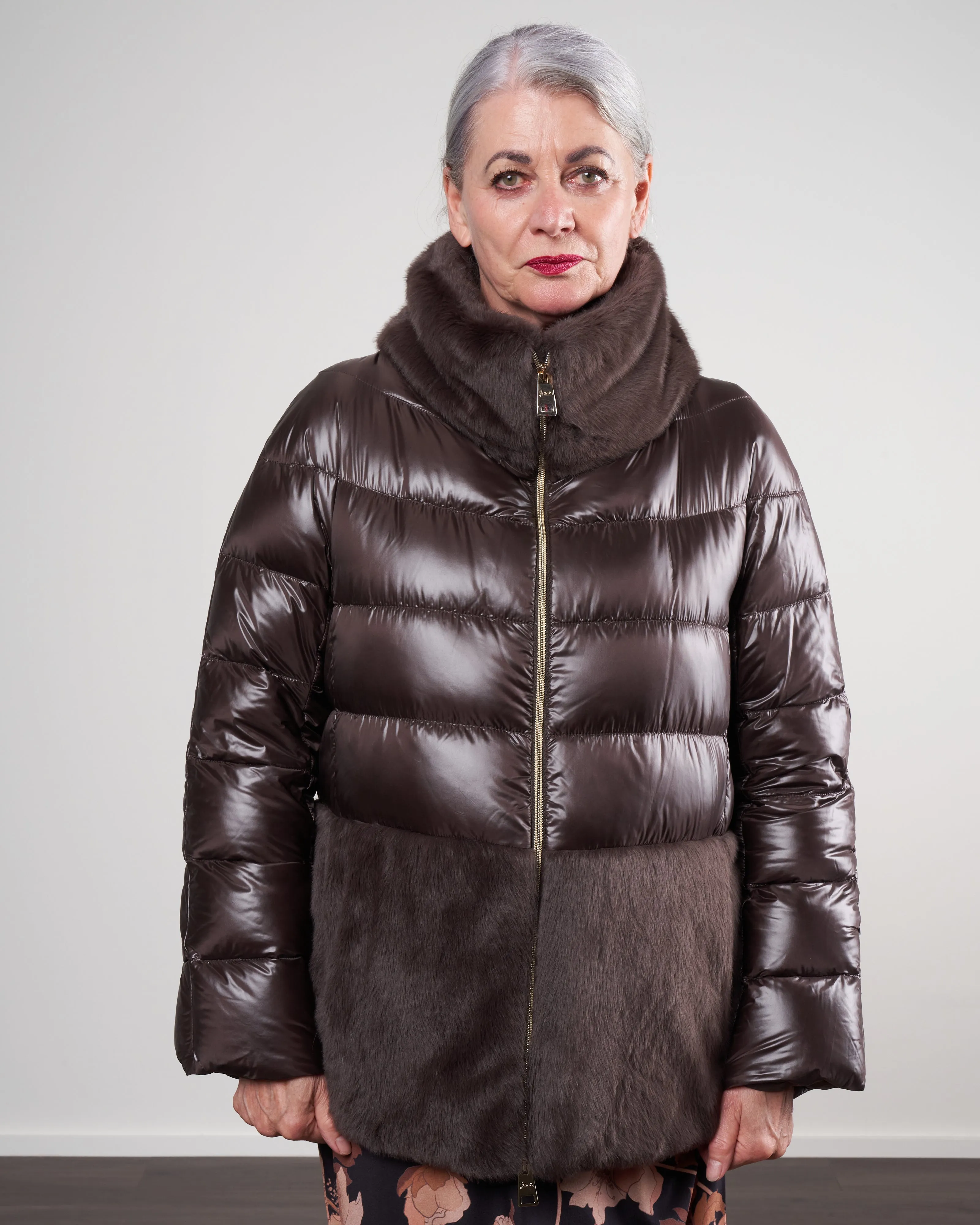 nylon ultralight short jacket w/ faux fur hem & collar - fondente