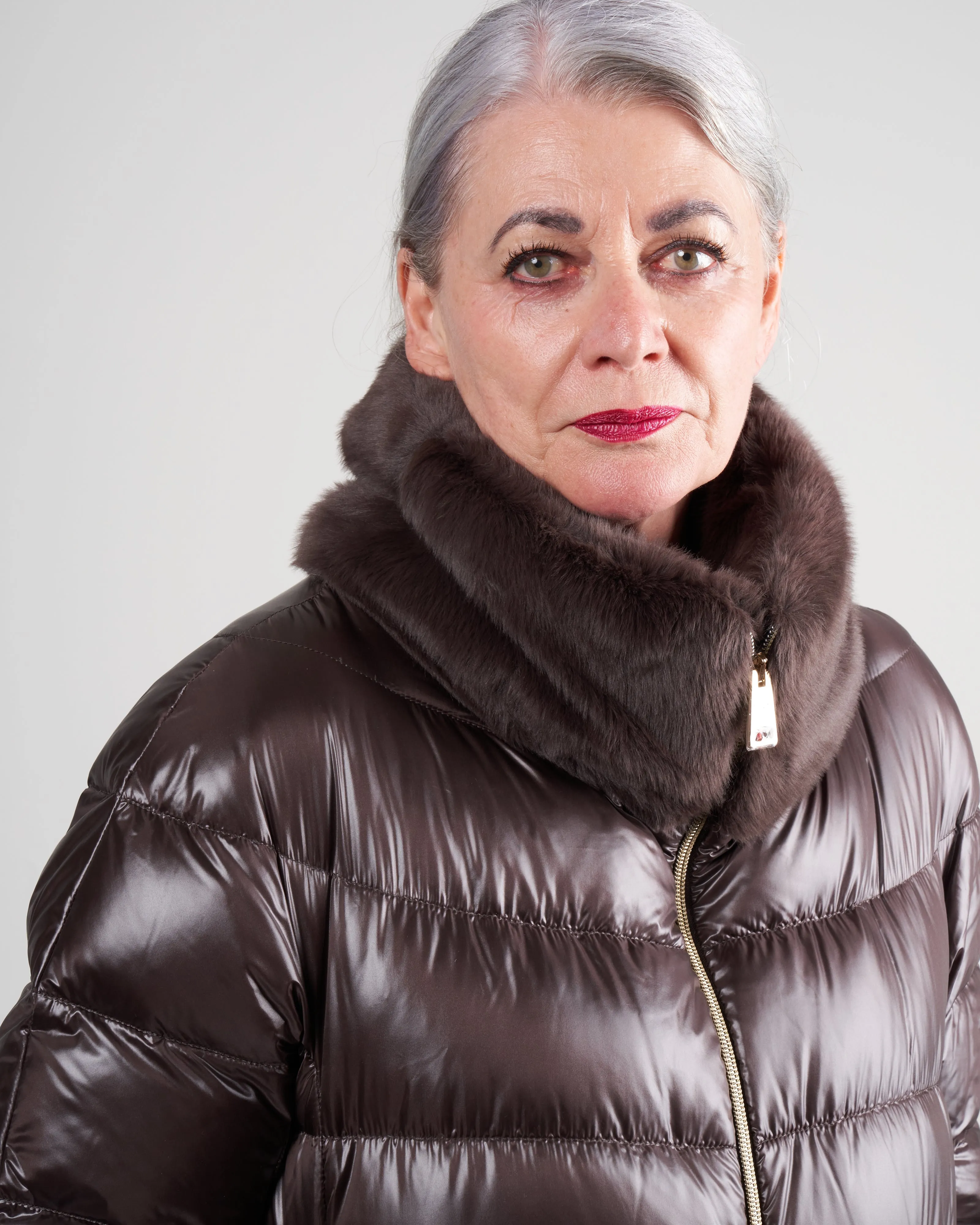 nylon ultralight short jacket w/ faux fur hem & collar - fondente