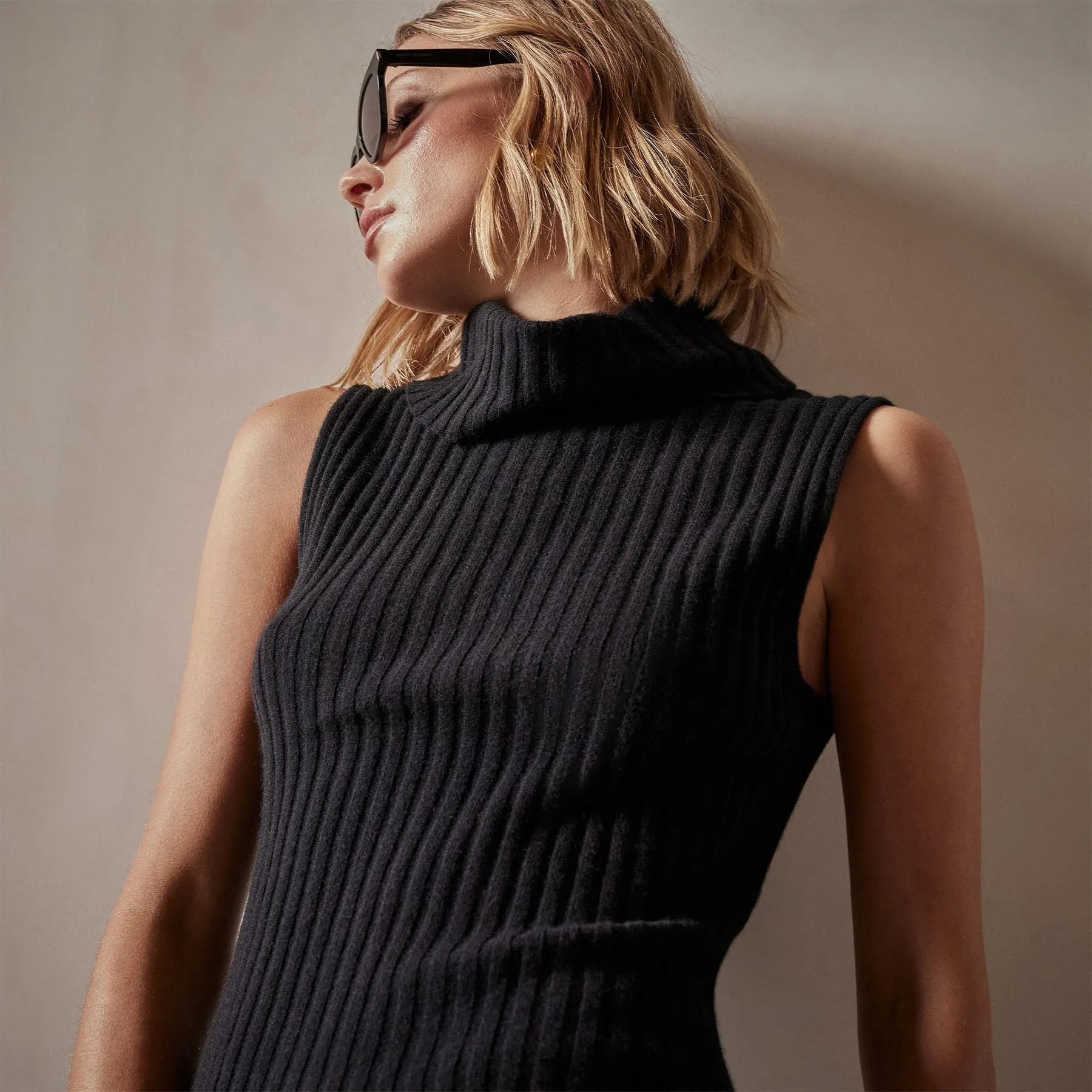 Ribbed Cashmere Sleeveless Turtleneck - Black