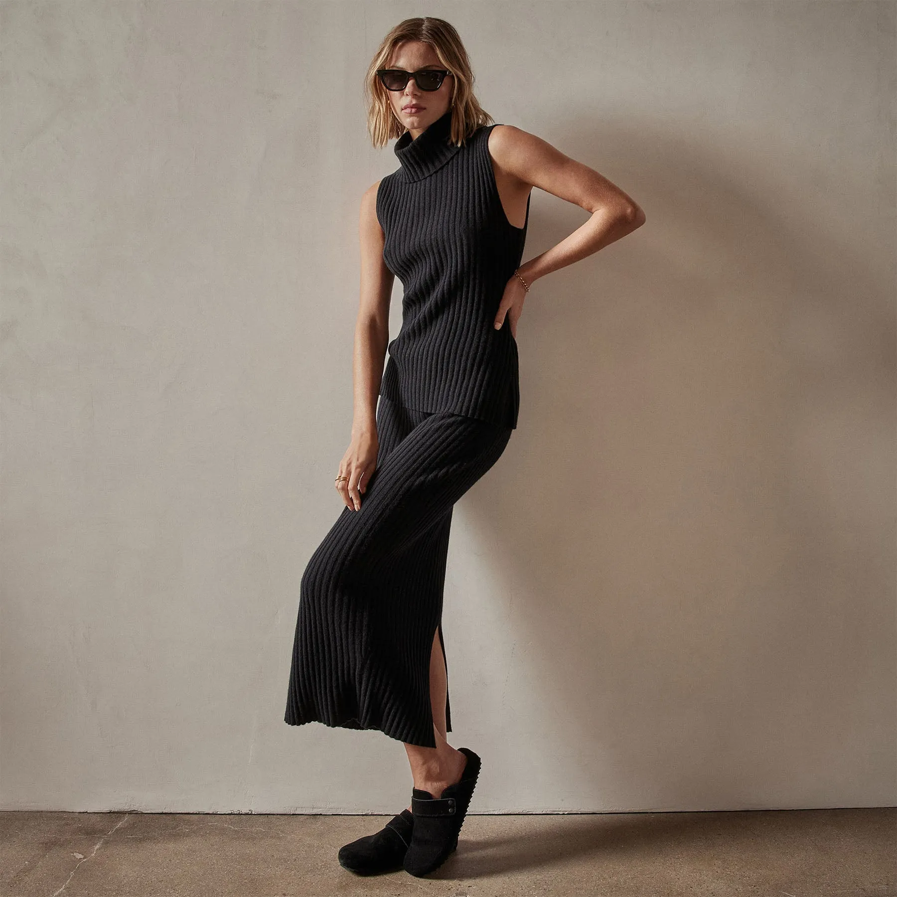 Ribbed Cashmere Sleeveless Turtleneck - Black